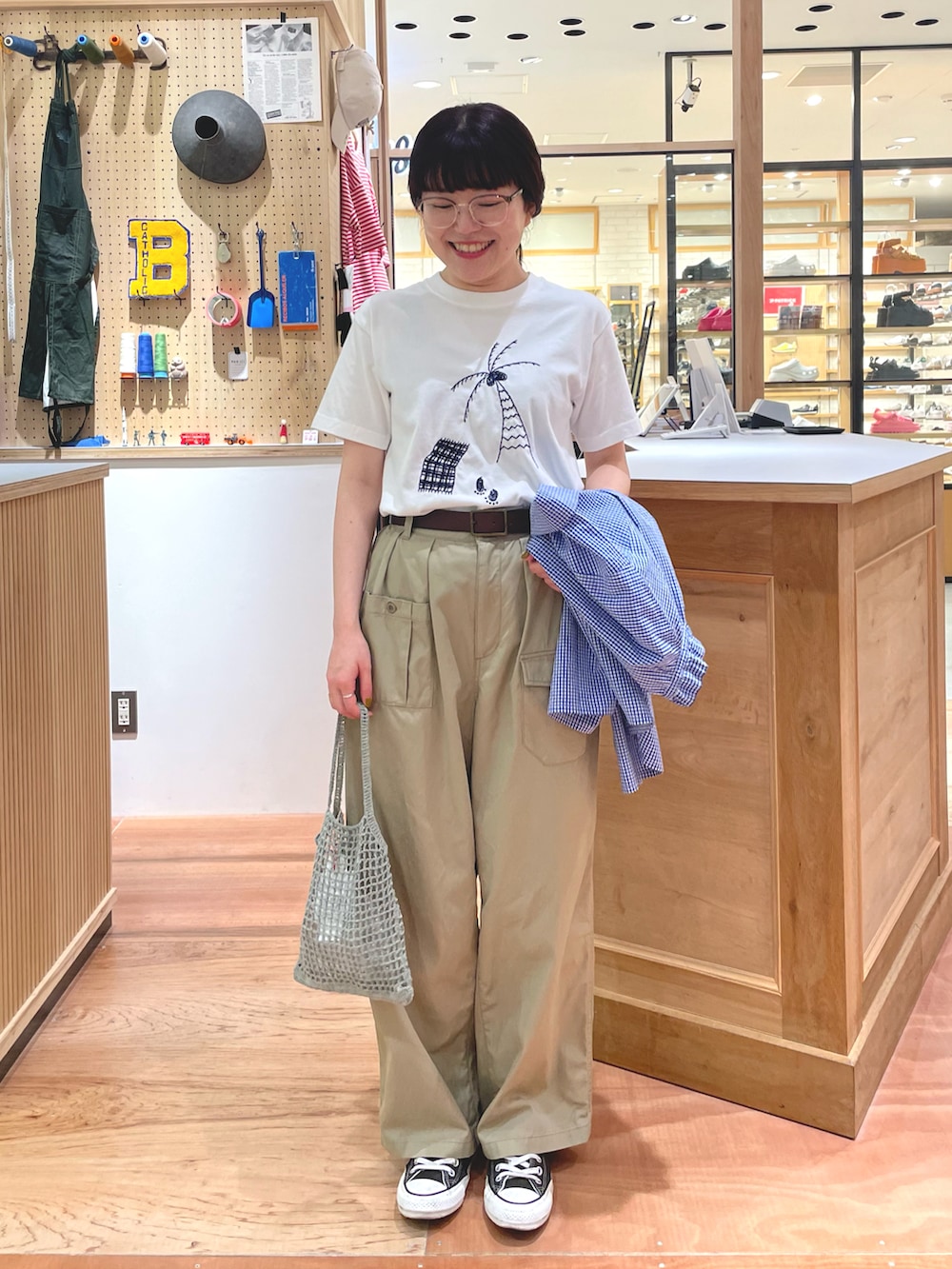 ブルー系のシャツ/ブラウス、ホワイト系のTシャツ/カットソー、ベージュ系のその他パンツを着用したレディースの春コーディネートの5枚目の写真