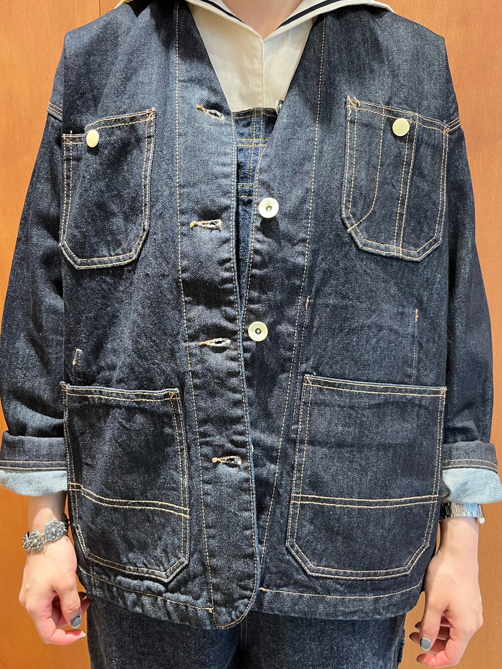 ブルー系のサロペット/オーバーオール、ブルー系のカバーオール、ホワイト系のシャツ/ブラウスを着用したレディースの夏コーディネートの3枚目の写真