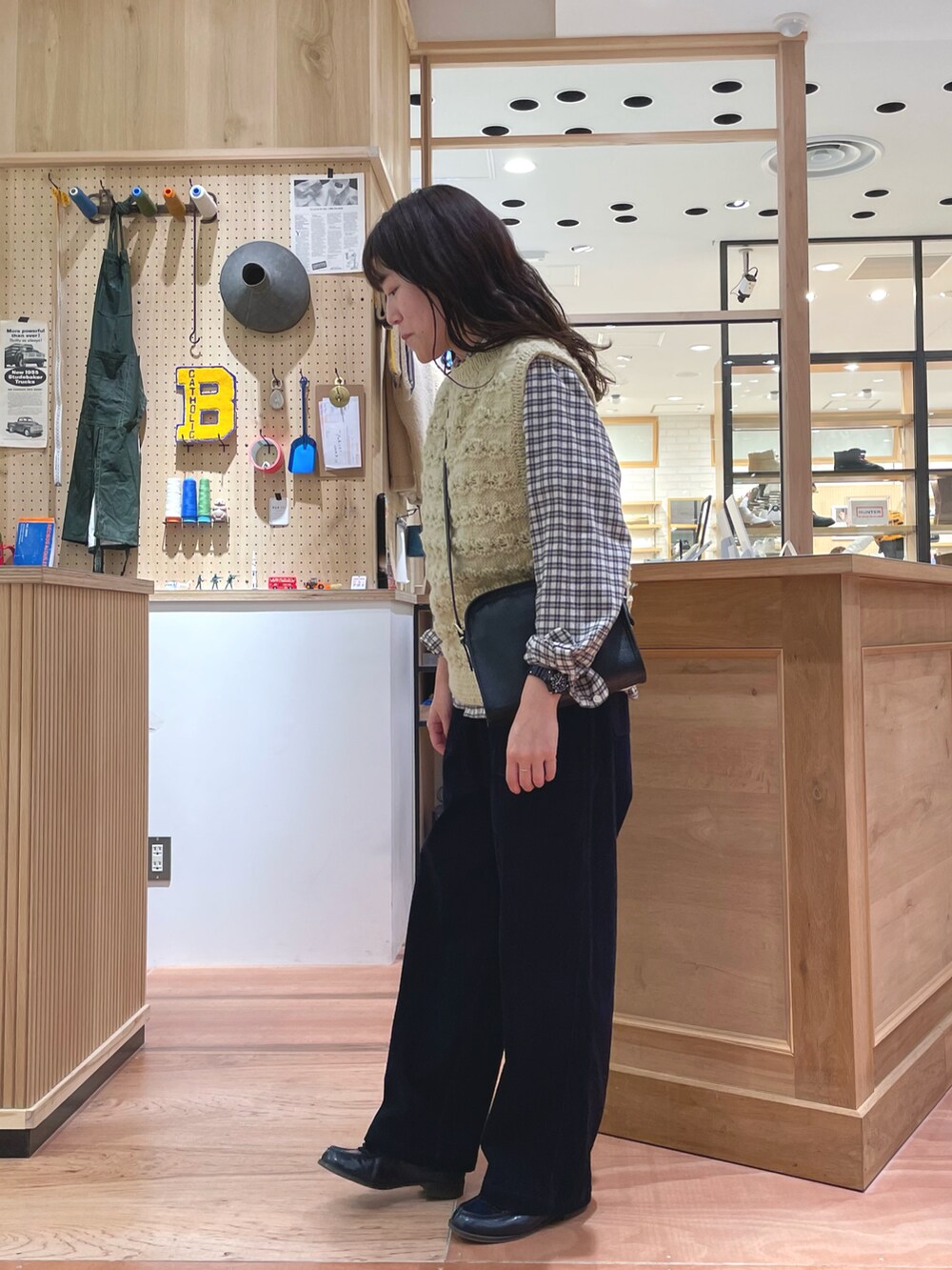 ブルー系のその他パンツ、ホワイト系のベスト、ホワイト系のシャツ/ブラウスを着用したレディースの冬コーディネートの3枚目の写真