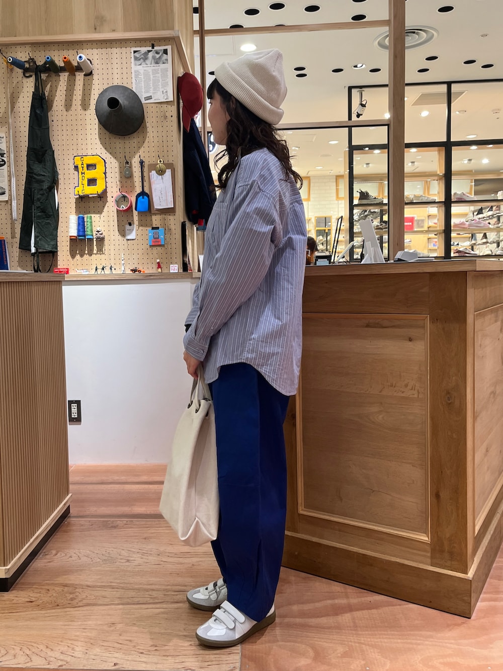 ブルー系のシャツ/ブラウス、ブルー系のその他パンツ、ホワイト系のトートバッグを着用したレディースの冬コーディネートの2枚目の写真