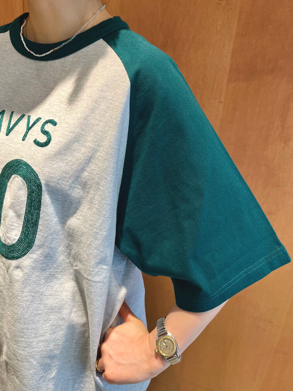 グリーン系のTシャツ/カットソー、その他のその他パンツを着用したレディースの夏コーディネートの4枚目の写真