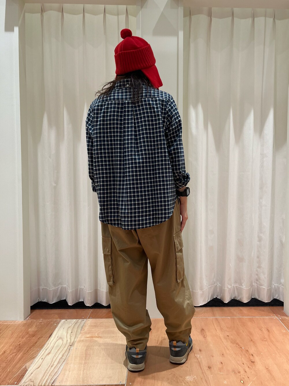 ブルー系のシャツ/ブラウス、ベージュ系のカーゴパンツを着用したレディースの秋コーディネートの3枚目の写真