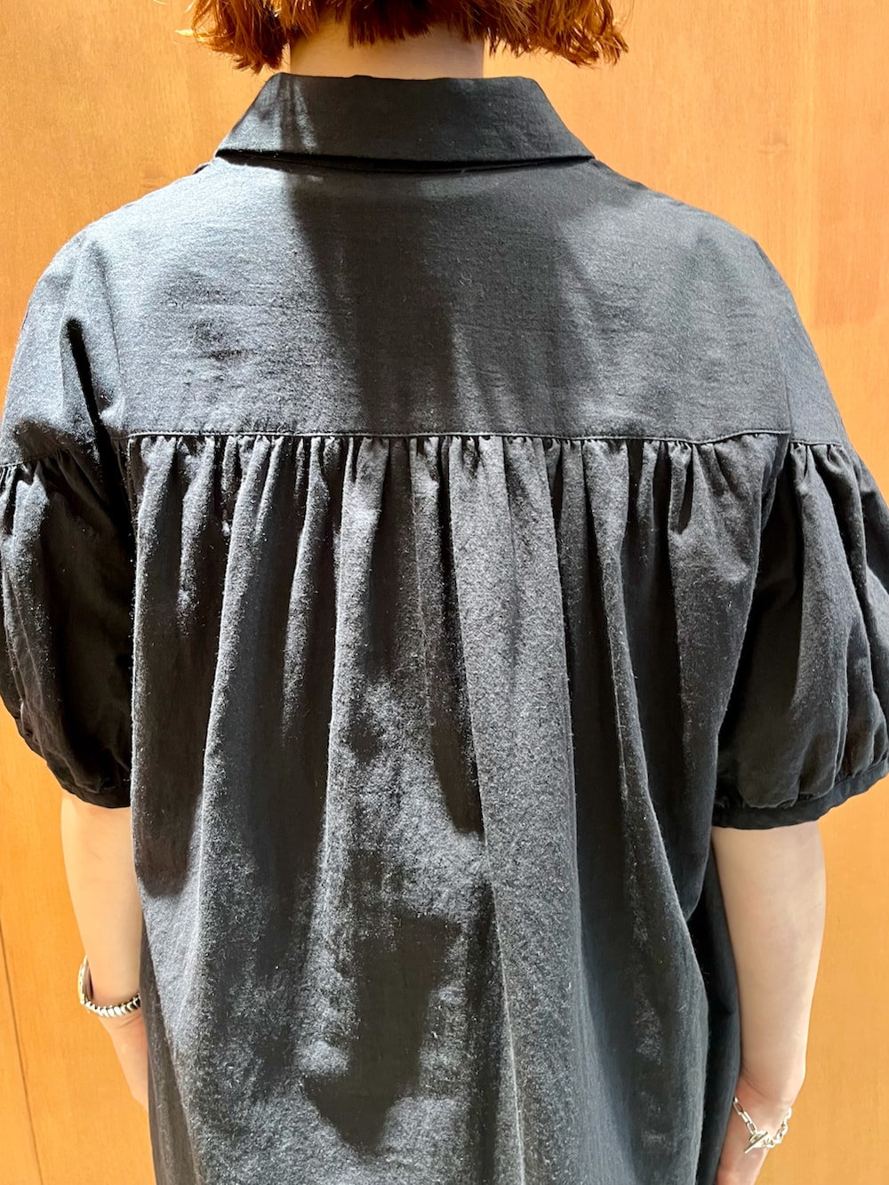ブラック系のワンピース、ブラック系のTシャツ/カットソーを着用したレディースの夏コーディネートの5枚目の写真