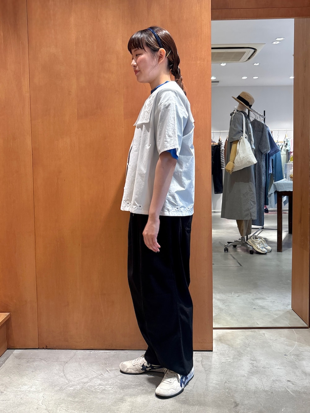ホワイト系のシャツ/ブラウス、ブルー系のTシャツ/カットソー、ブラック系のその他パンツを着用したレディースの夏コーディネートの2枚目の写真