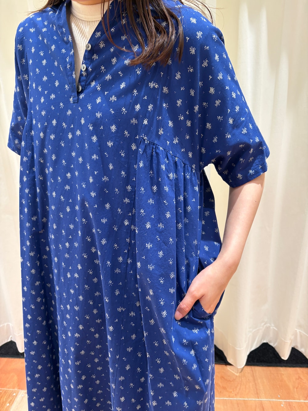 ブルー系のワンピース、ホワイト系のTシャツ/カットソーを着用したレディースの夏コーディネートの5枚目の写真