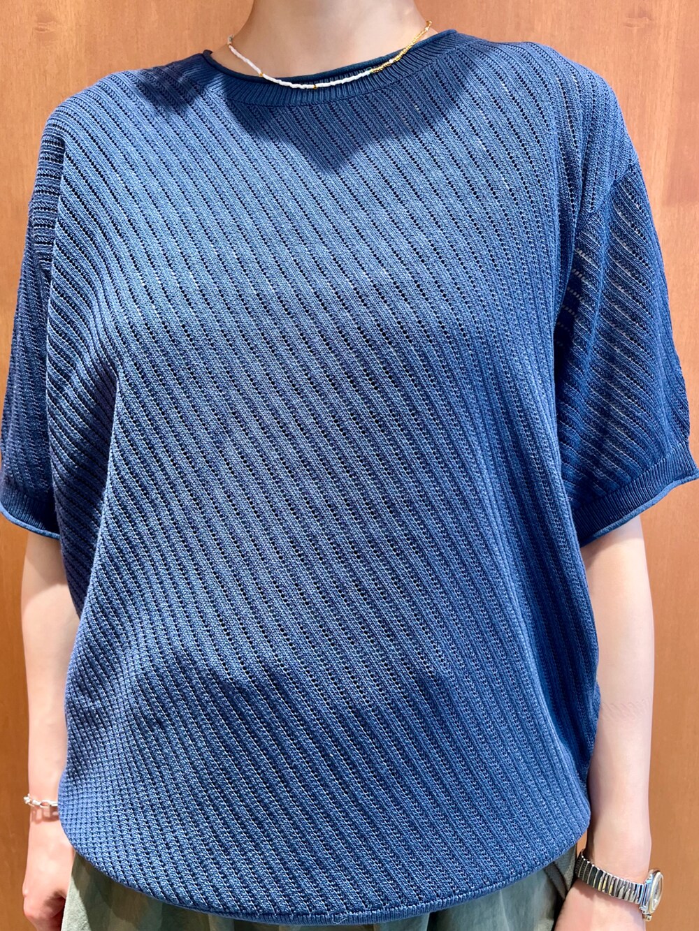 ブルー系のニット/セーター、その他のタンクトップ、グリーン系のその他パンツを着用したレディースの春コーディネートの4枚目の写真