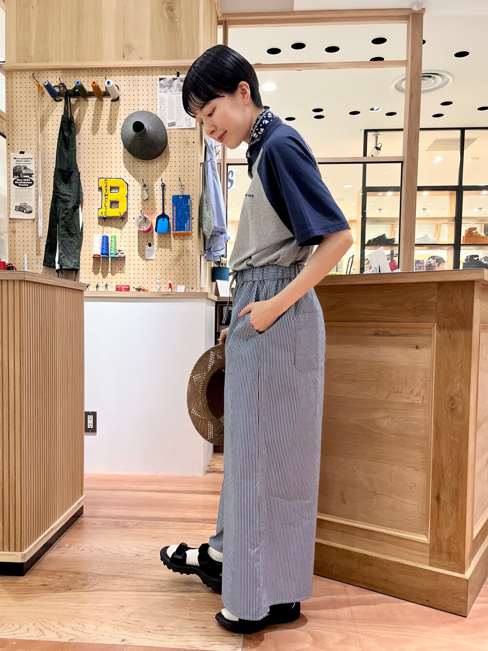 グレー系のTシャツ/カットソー、その他のその他パンツ、ブルー系のバンダナ/スカーフを着用したレディースの夏コーディネートの2枚目の写真