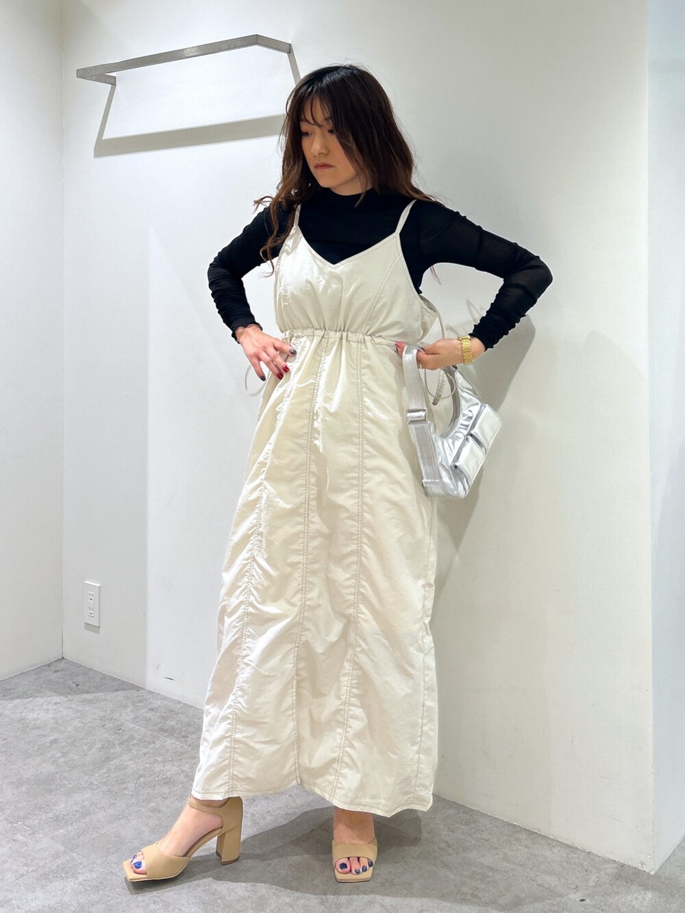 「フリーズマート(FREE'S MART)、155cm、大人カジュアル、春コーデ、キャミワンピ、キャミワンピース、配色ステッチ、ウエストドロスト、フロントスリット、シアートップス、シアーカットソー、シルバー、メタリックバック、サンダル、ヒール」｜「FREE'S MARTの◆レイヤードシアーカットソー（Tシャツ/カットソー、ブラック系）」を使った、MIZUKIさん（レディース・155cm）の春コーディネートの4枚目の写真