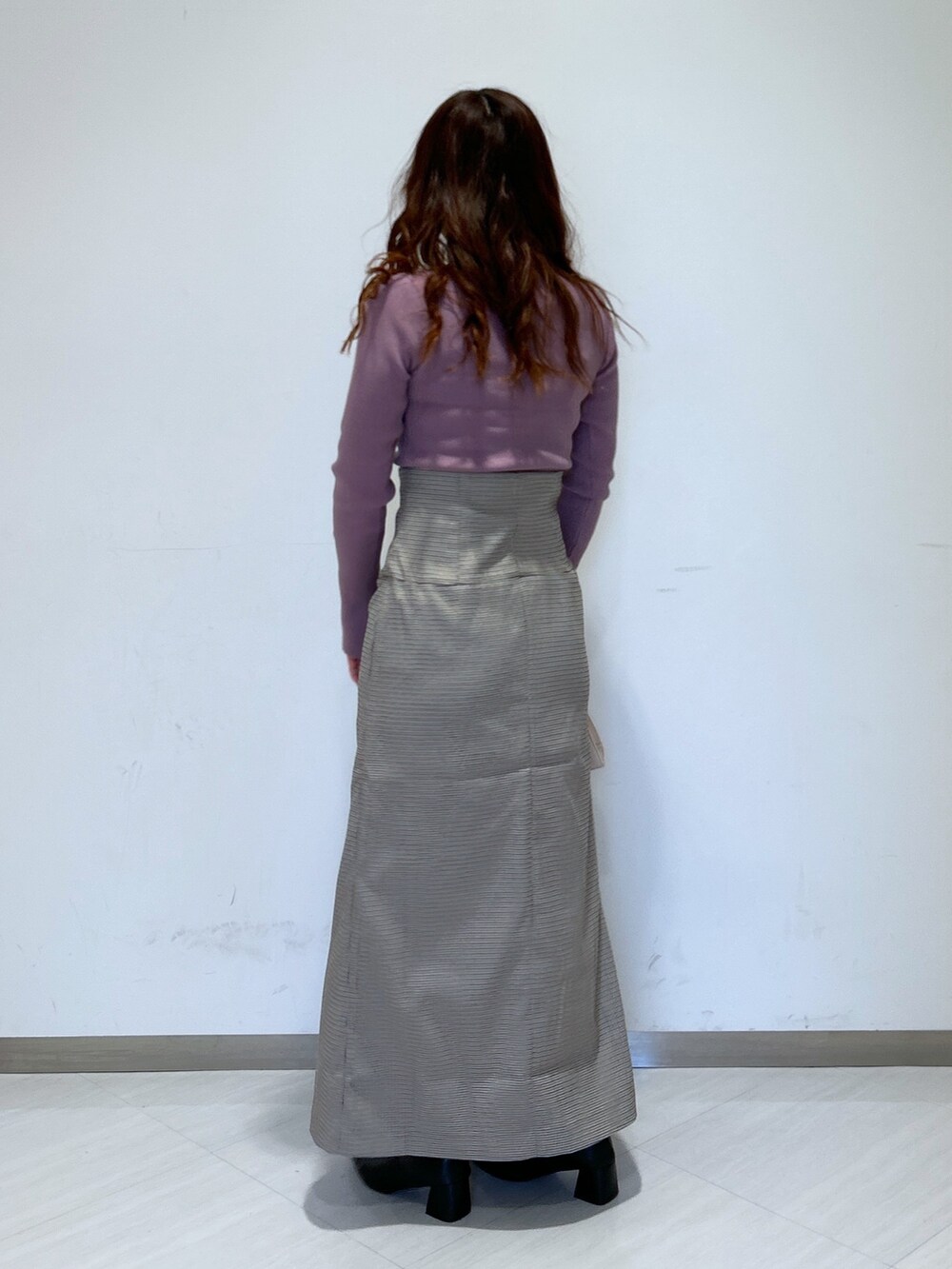 ホワイト系のショルダーバッグ、パープル系のニット/セーター、ベージュ系のスカートを着用したレディースの冬コーディネートの5枚目の写真