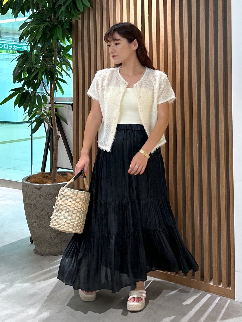 ホワイト系のシャツ/ブラウス、ホワイト系のキャミソール、ブラック系のかごバッグを着用したレディースの夏コーディネートの3枚目の写真