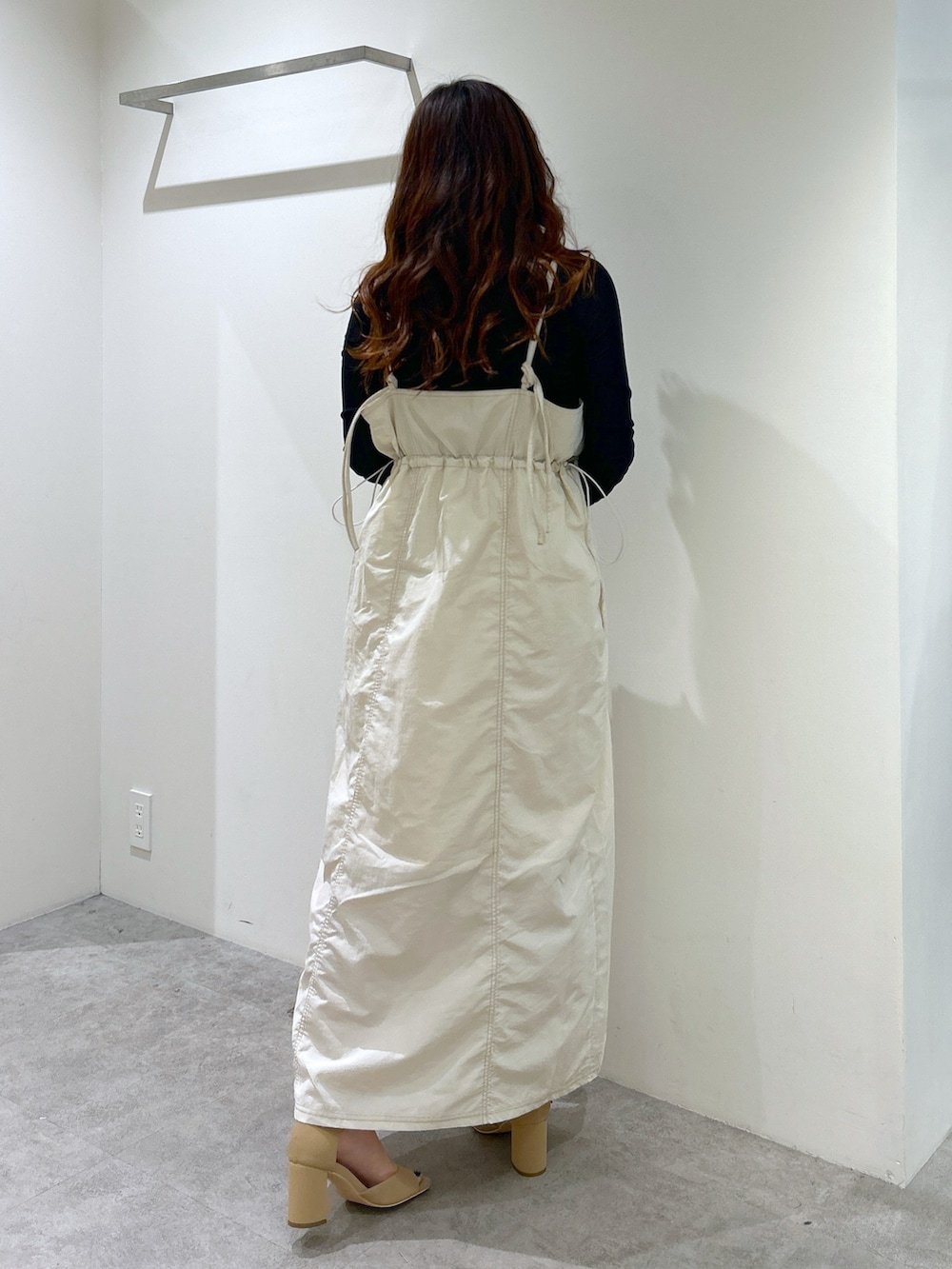 「フリーズマート(FREE'S MART)、155cm、大人カジュアル、春コーデ、キャミワンピ、キャミワンピース、配色ステッチ、ウエストドロスト、フロントスリット、シアートップス、シアーカットソー、シルバー、メタリックバック、サンダル、ヒール」｜「FREE'S MARTの◆レイヤードシアーカットソー（Tシャツ/カットソー、ブラック系）」を使った、MIZUKIさん（レディース・155cm）の春コーディネートの3枚目の写真