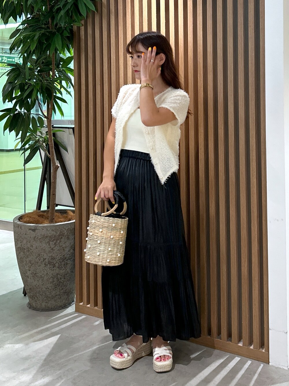 ホワイト系のシャツ/ブラウス、ホワイト系のキャミソール、ブラック系のかごバッグを着用したレディースの夏コーディネートの2枚目の写真