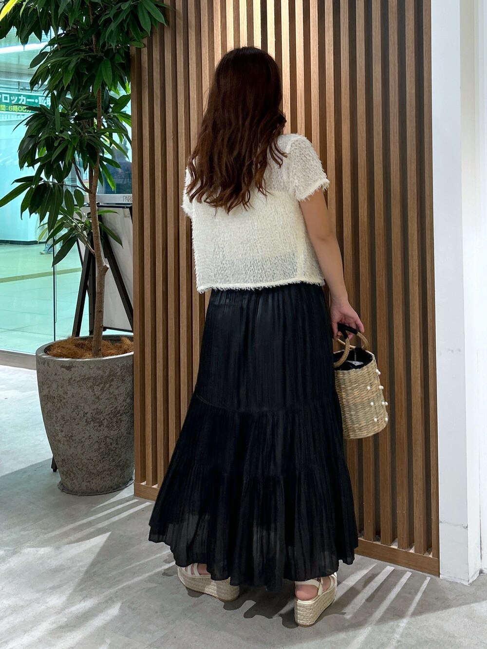 ホワイト系のシャツ/ブラウス、ホワイト系のキャミソール、ブラック系のかごバッグを着用したレディースの夏コーディネートの4枚目の写真