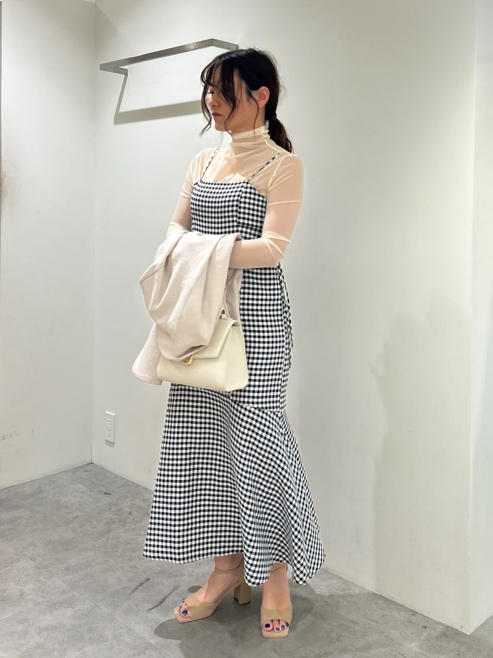 ベージュ系のテーラードジャケット、ホワイト系のTシャツ/カットソー、ホワイト系のショルダーバッグを着用したレディースの春コーディネートの4枚目の写真