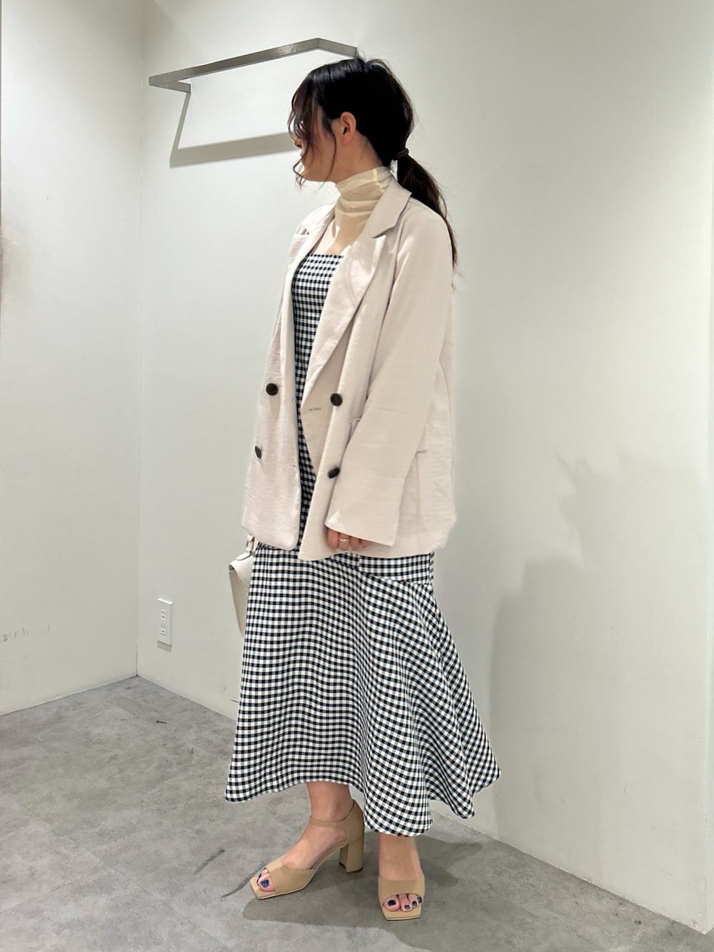 ベージュ系のテーラードジャケット、ホワイト系のTシャツ/カットソー、ホワイト系のショルダーバッグを着用したレディースの春コーディネートの2枚目の写真