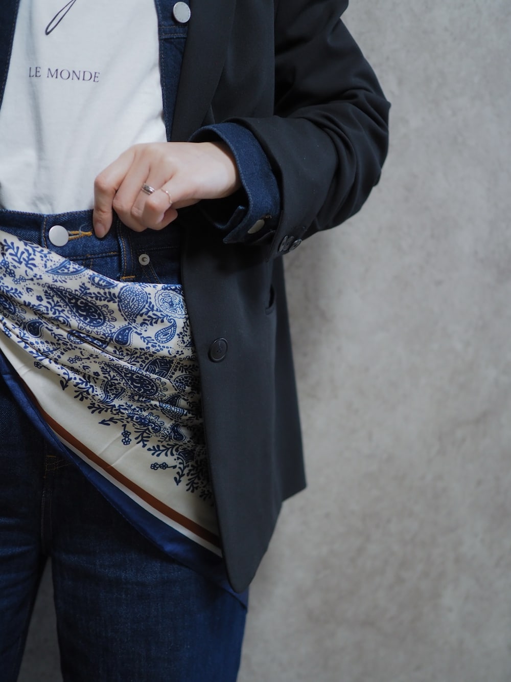 ホワイト系のTシャツ/カットソー、ブルー系のデニムパンツ、ブラック系のパンプスを着用したレディースの春コーディネートの3枚目の写真