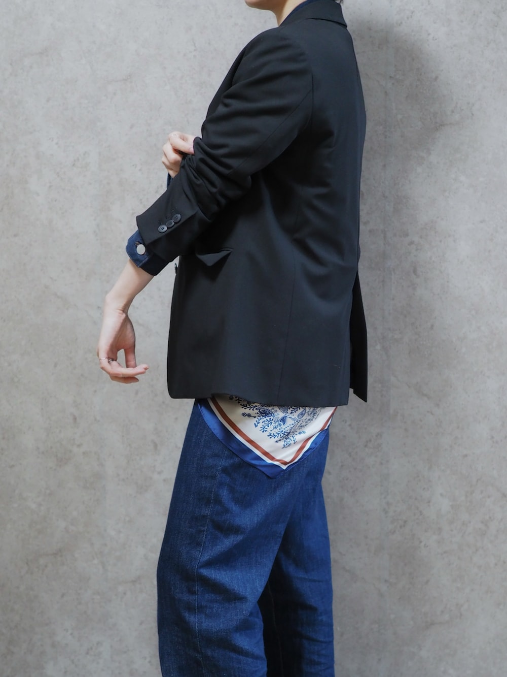 ホワイト系のTシャツ/カットソー、ブルー系のデニムパンツ、ブラック系のパンプスを着用したレディースの春コーディネートの2枚目の写真