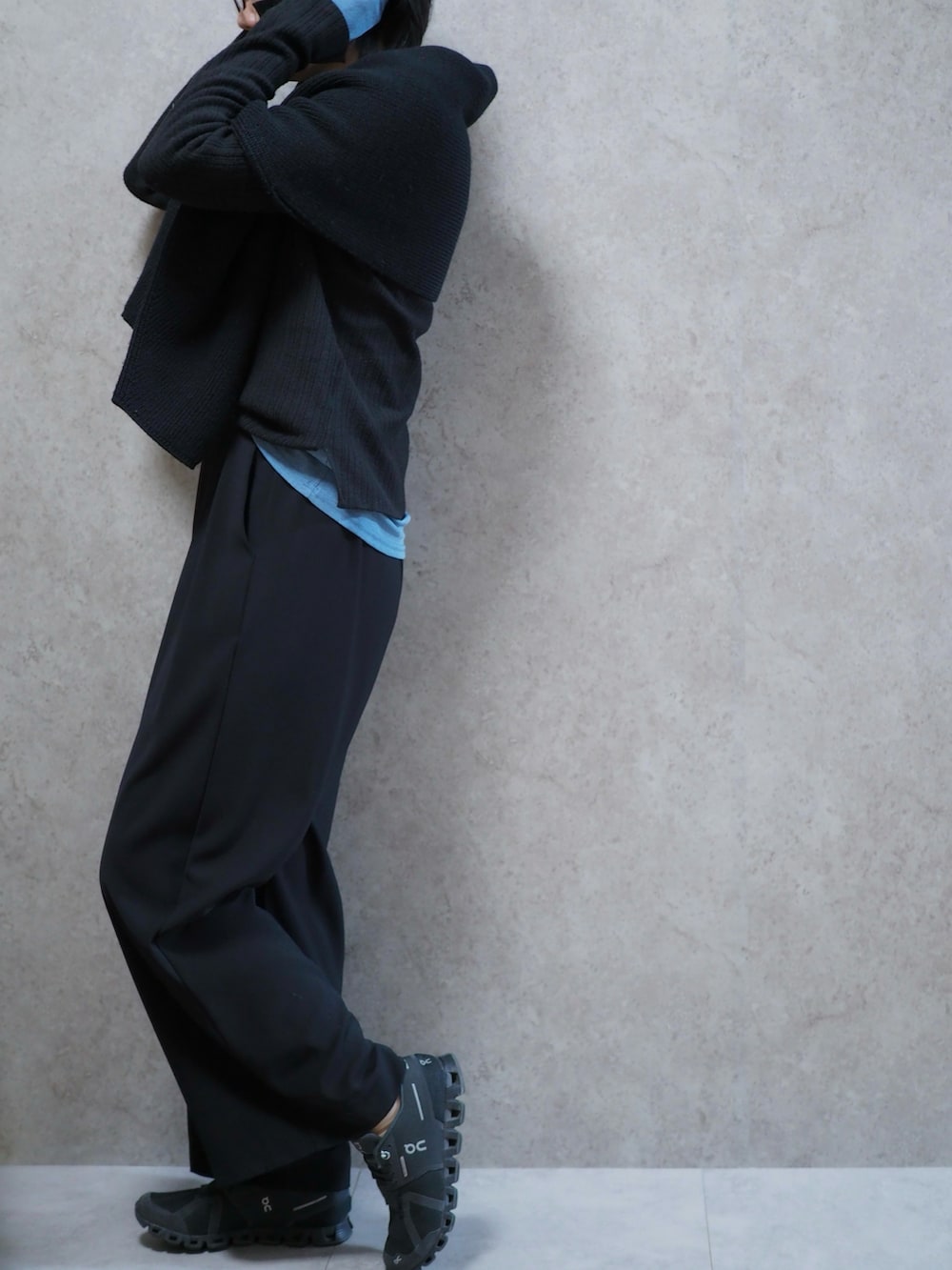 ブラック系のニット/セーター、ブラック系のスラックス、ブラック系のニット/セーターを着用したレディースの春コーディネートの2枚目の写真