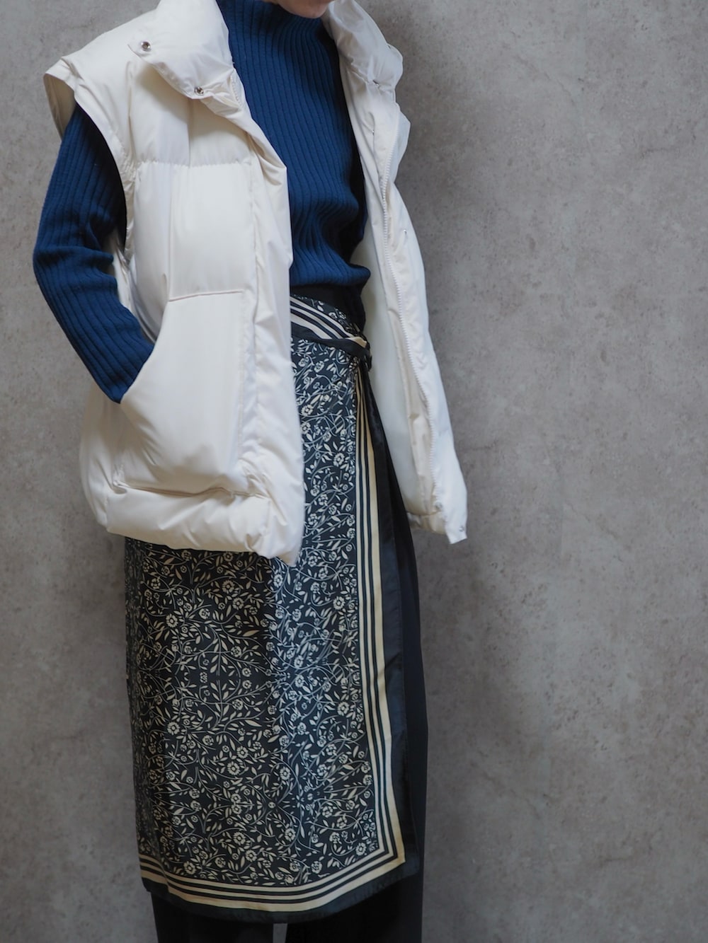 ブルー系のニット/セーター、ブラック系のスラックス、ブラック系のパンプスを着用したレディースの春コーディネートの2枚目の写真