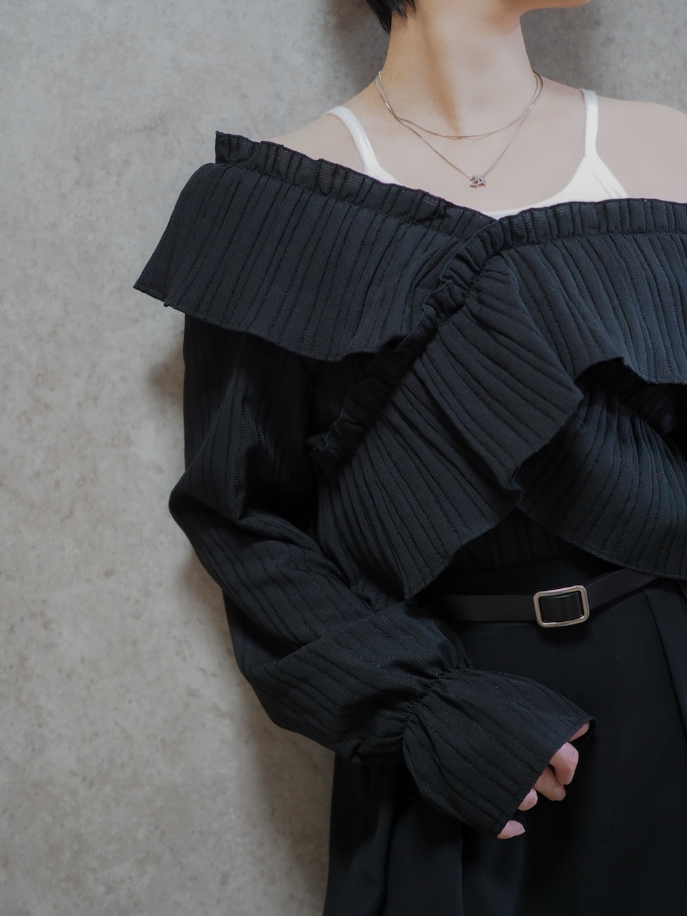 ブラック系のパンプス、ブラック系のシャツ/ブラウス、ブラック系のスラックスを着用したレディースの春コーディネートの3枚目の写真