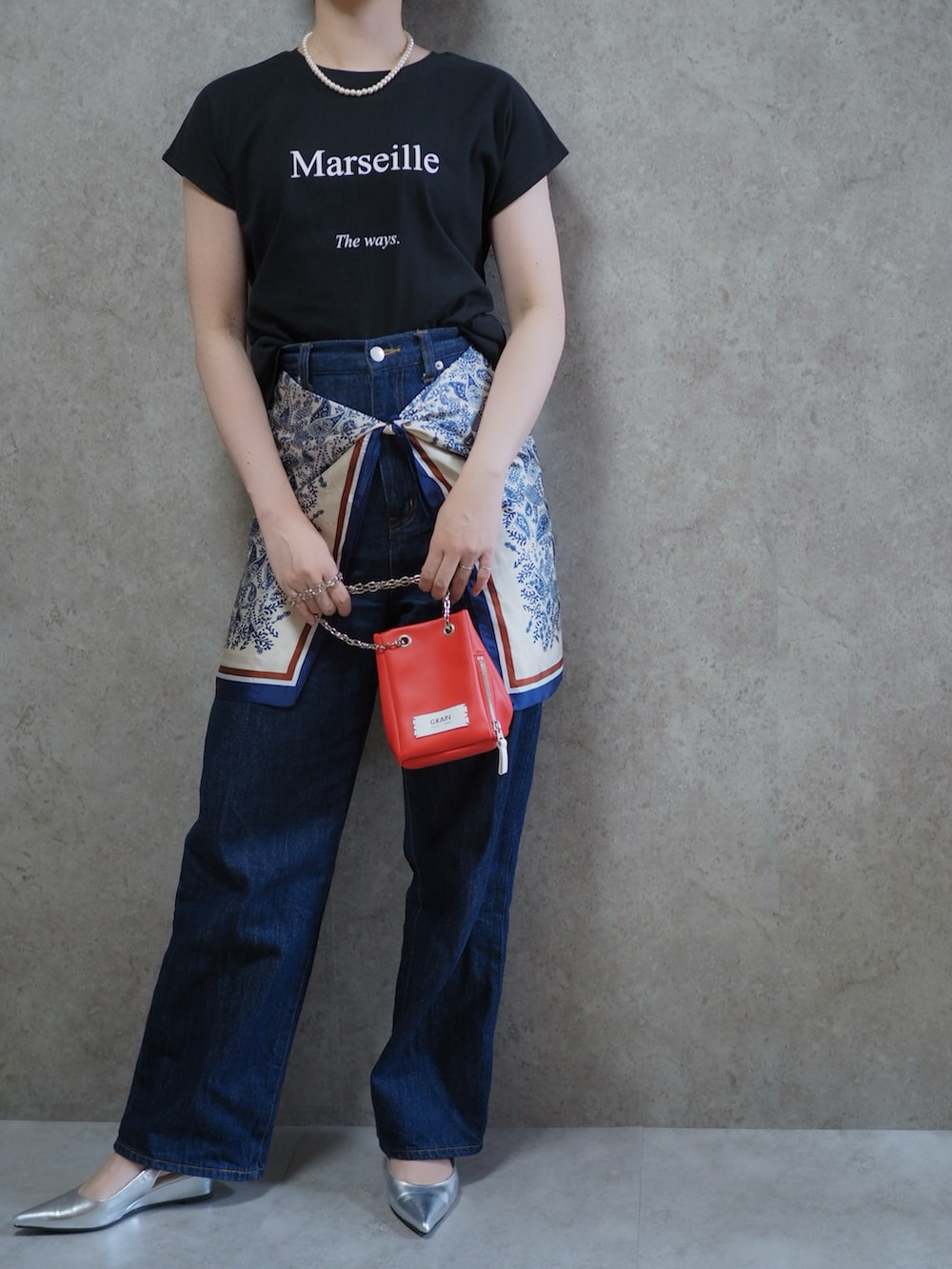 ブラック系のTシャツ/カットソー、シルバー系のパンプス、ブルー系のデニムパンツを着用したレディースの夏コーディネートの3枚目の写真