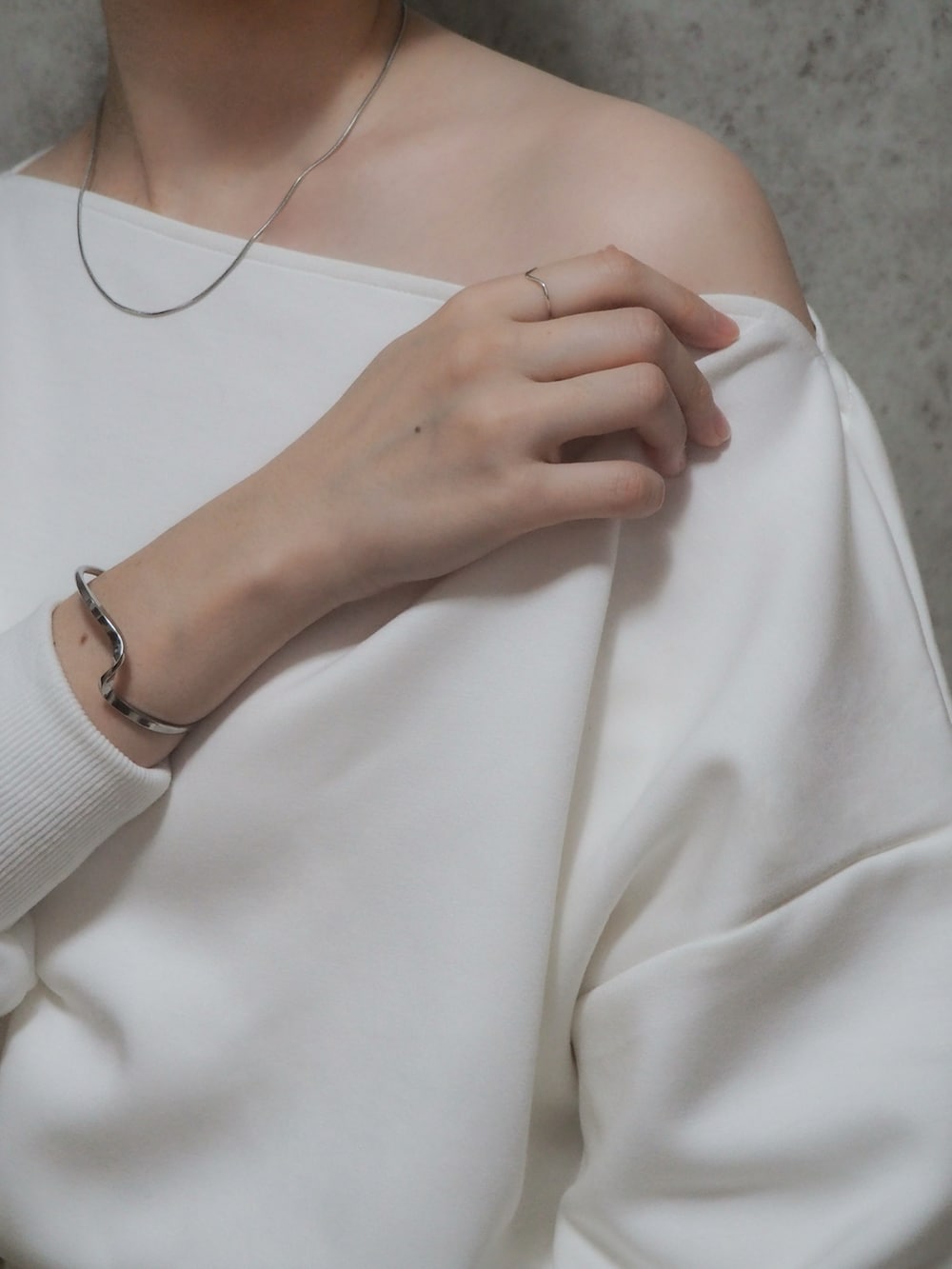 ホワイト系のTシャツ/カットソー、ベージュ系のスカート、ホワイト系のスラックスを着用したレディースの冬コーディネートの2枚目の写真