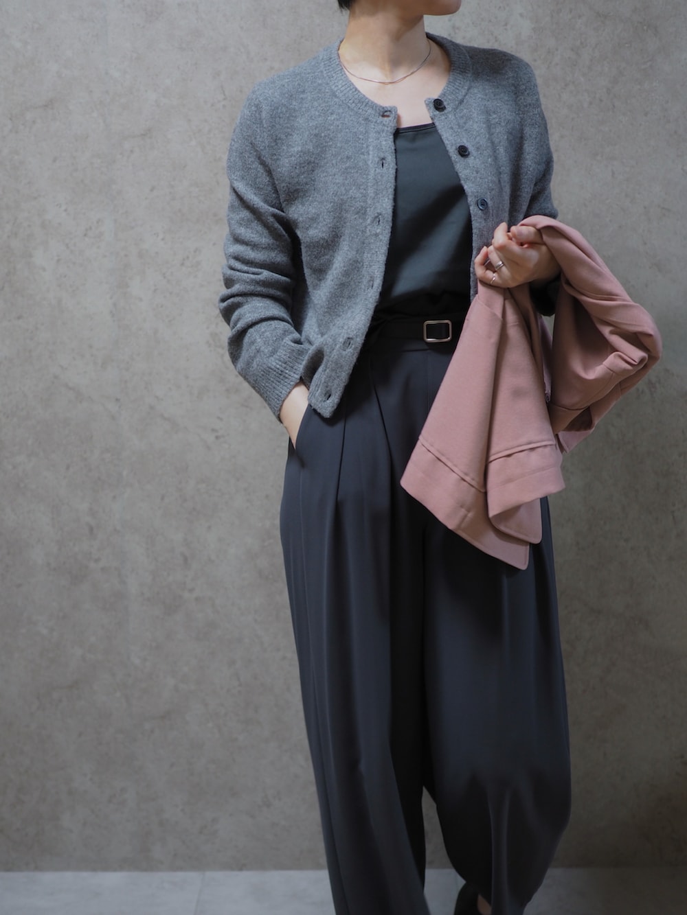 ピンク系のテーラードジャケット、グレー系のスラックス、ブラック系のパンプスを着用したレディースの春コーディネートの3枚目の写真