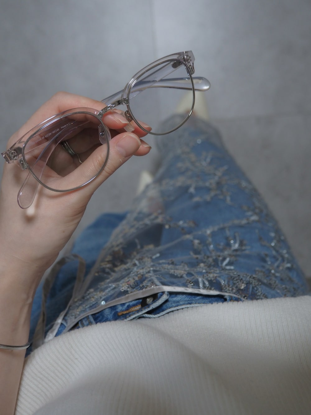 ホワイト系のニット/セーター、シルバー系のスカート、ホワイト系のパンプスを着用したレディースの春コーディネートの3枚目の写真