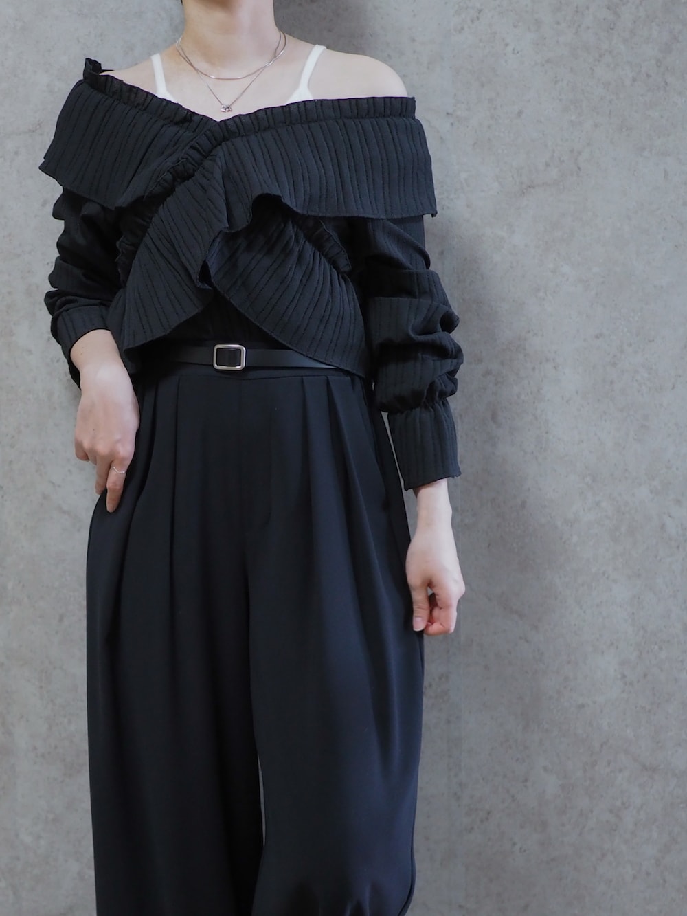 ブラック系のパンプス、ブラック系のシャツ/ブラウス、ブラック系のスラックスを着用したレディースの春コーディネートの2枚目の写真