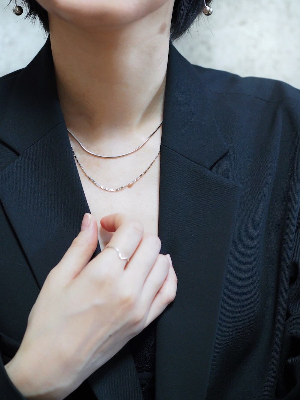 ブラック系のスカート、ブラック系のパンプス、ブラック系のキャミソールを着用したレディースの冬コーディネートの2枚目の写真