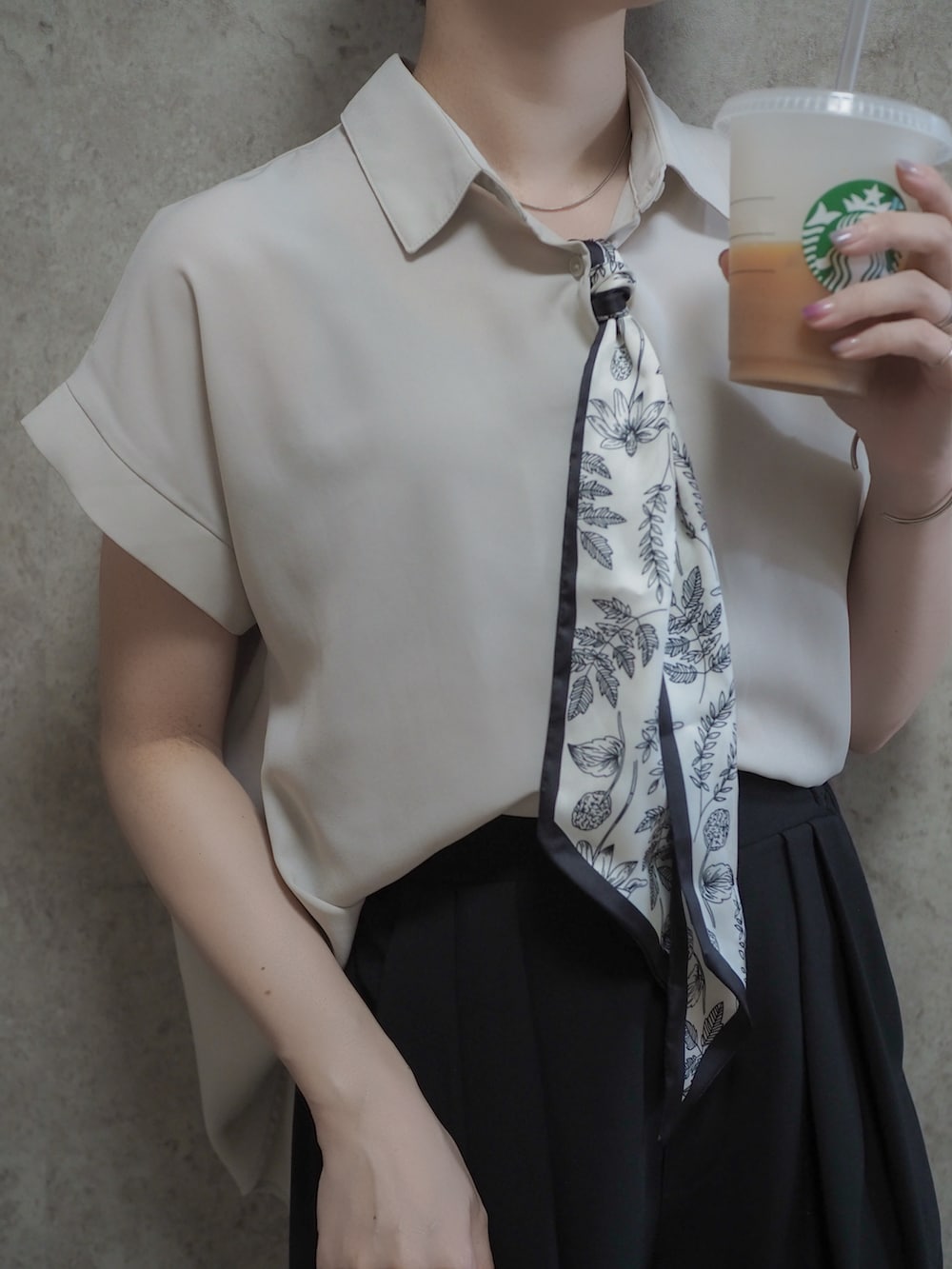 ブラウン系のパンプス、ベージュ系のシャツ/ブラウス、ブラック系のスラックスを着用したレディースの夏コーディネートの2枚目の写真
