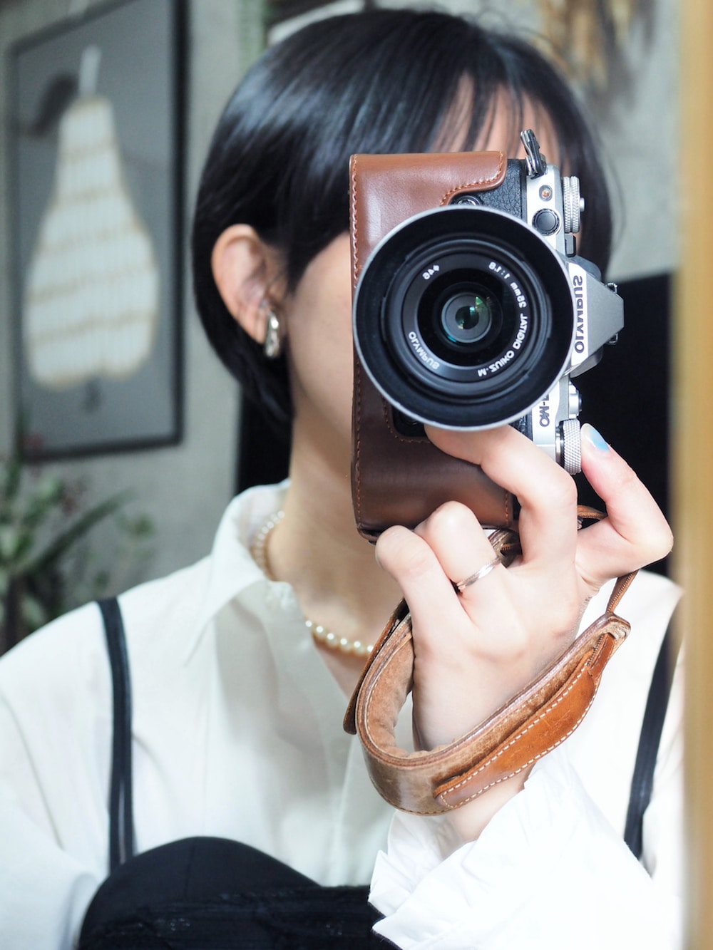 ブラック系のパンプス、ホワイト系のシャツ/ブラウス、ブラック系のその他トップスを着用したレディースの冬コーディネートの2枚目の写真