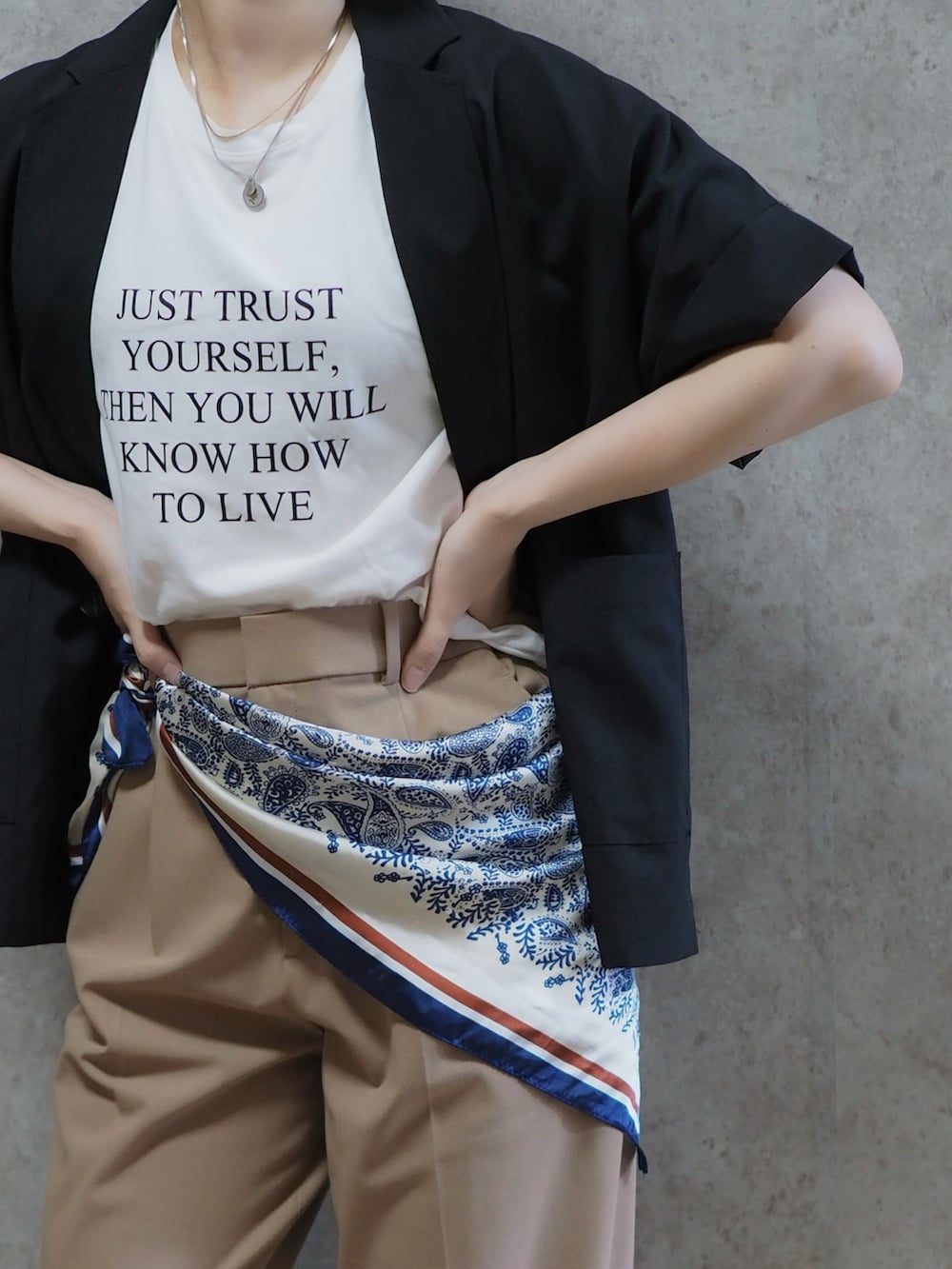 ブラック系のサンダル、ホワイト系のTシャツ/カットソー、ブラック系のテーラードジャケットを着用したレディースの夏コーディネートの3枚目の写真
