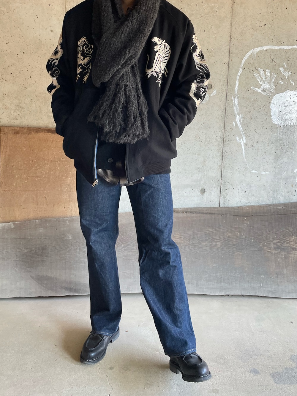 ブルー系のデニムパンツ、ブラック系のブーツ、ブラック系のシャツ/ブラウスを着用したメンズの冬コーディネートの2枚目の写真