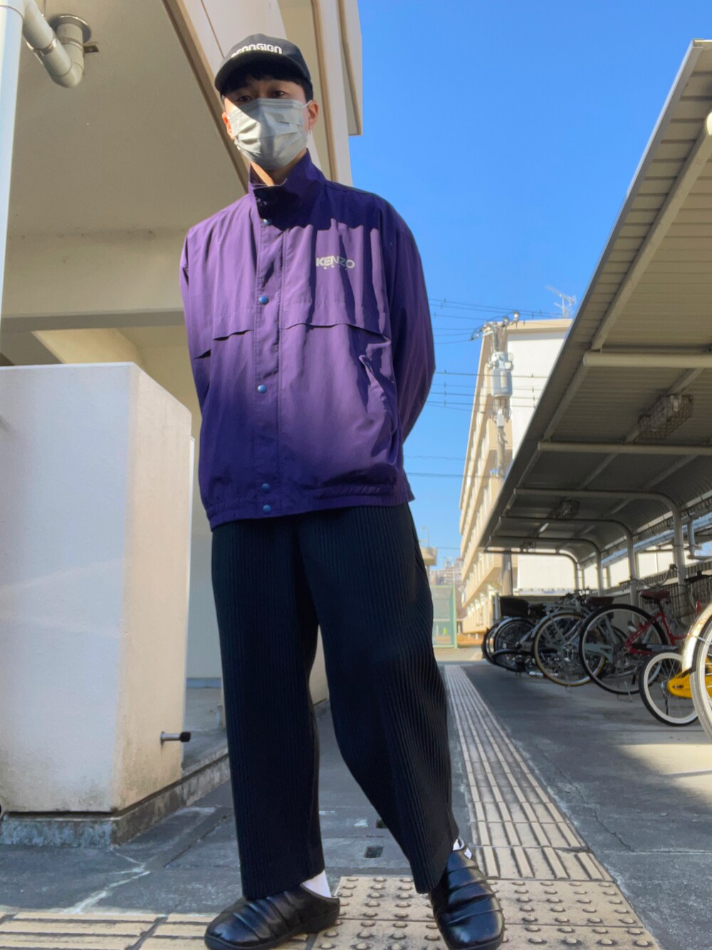 「古着MIX、休日スタイル、春、シンプルコーデ、スポーツミックス、キャップ、neonsign、ジャケット、KENZO、プリーツパンツ、ISSEY MIYAKE、SUBU」｜「KENZOのdudeさんで購入（ジャケット/アウター、パープル系）」を使った、24さん（メンズ・170cm）の春コーディネートの2枚目の写真