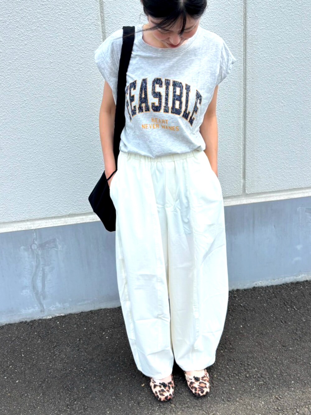 ホワイト系のTシャツ/カットソー、ホワイト系のその他パンツ、その他のバレエシューズを着用したレディースの夏コーディネートの2枚目の写真