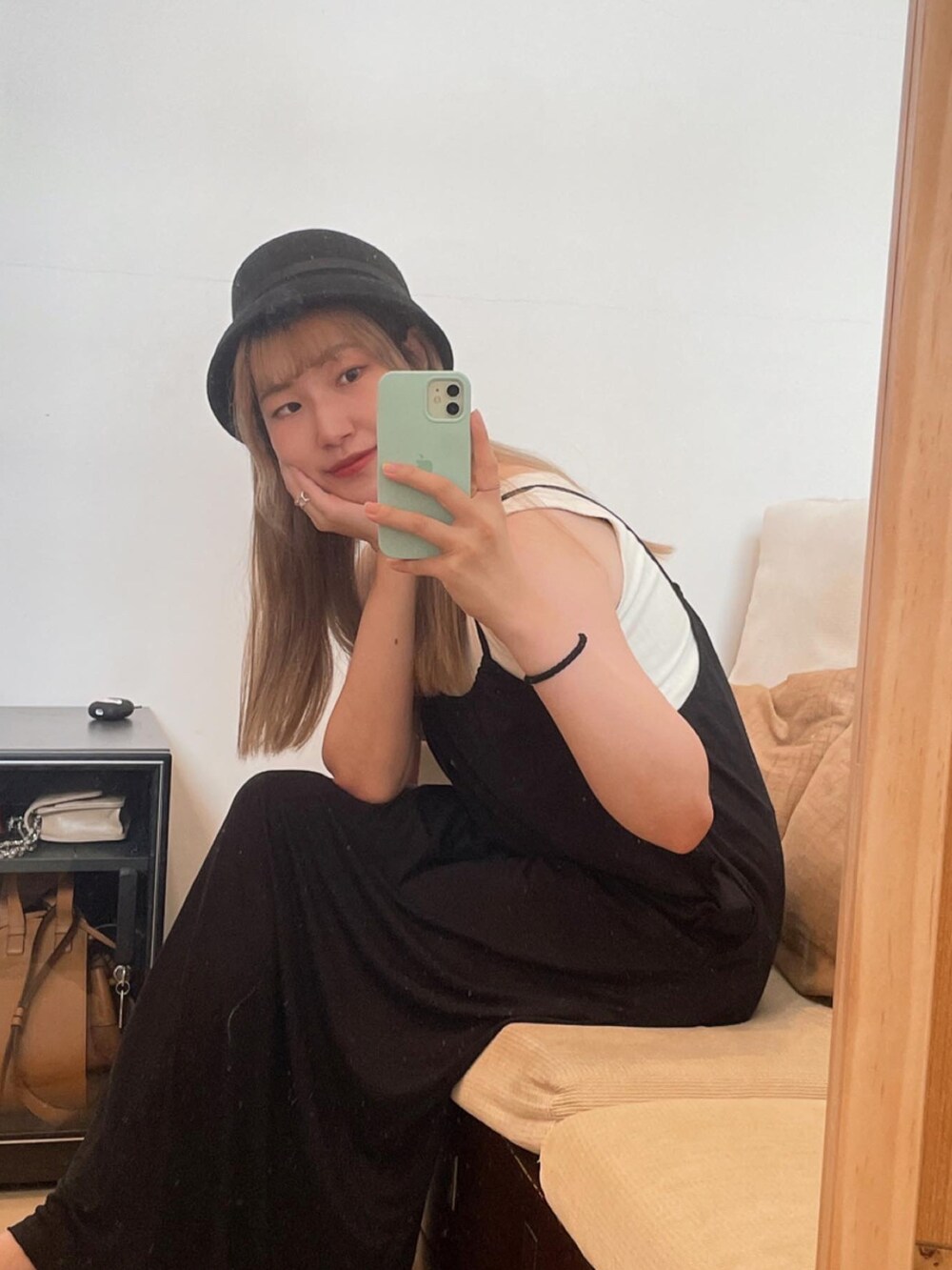 ブラック系のワンピース、ブラック系のハットを着用したレディースの夏コーディネートの4枚目の写真