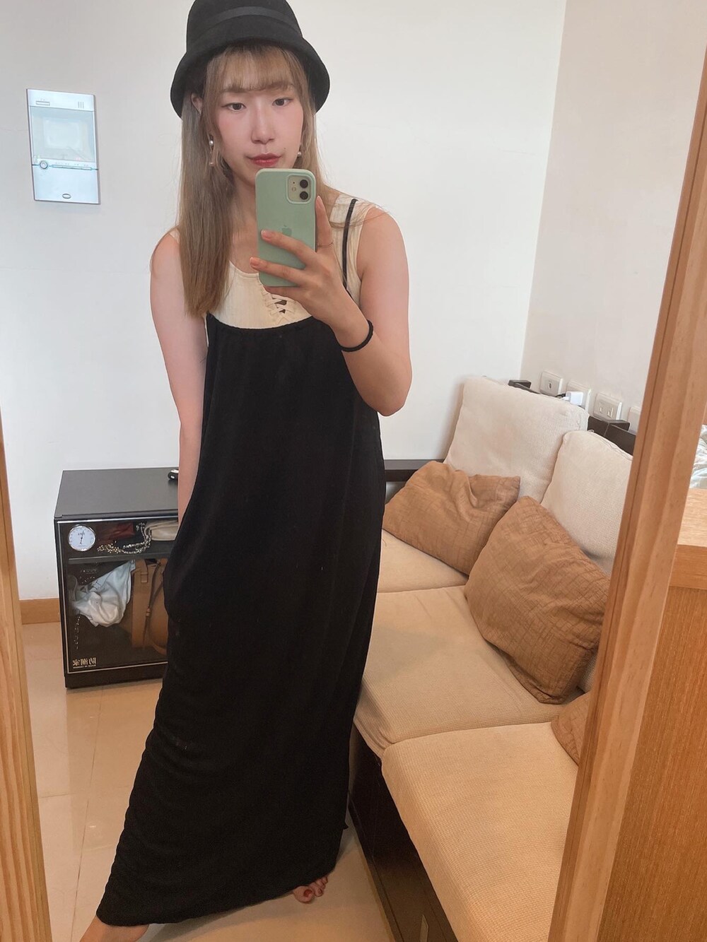 ブラック系のワンピース、ブラック系のハットを着用したレディースの夏コーディネートの2枚目の写真