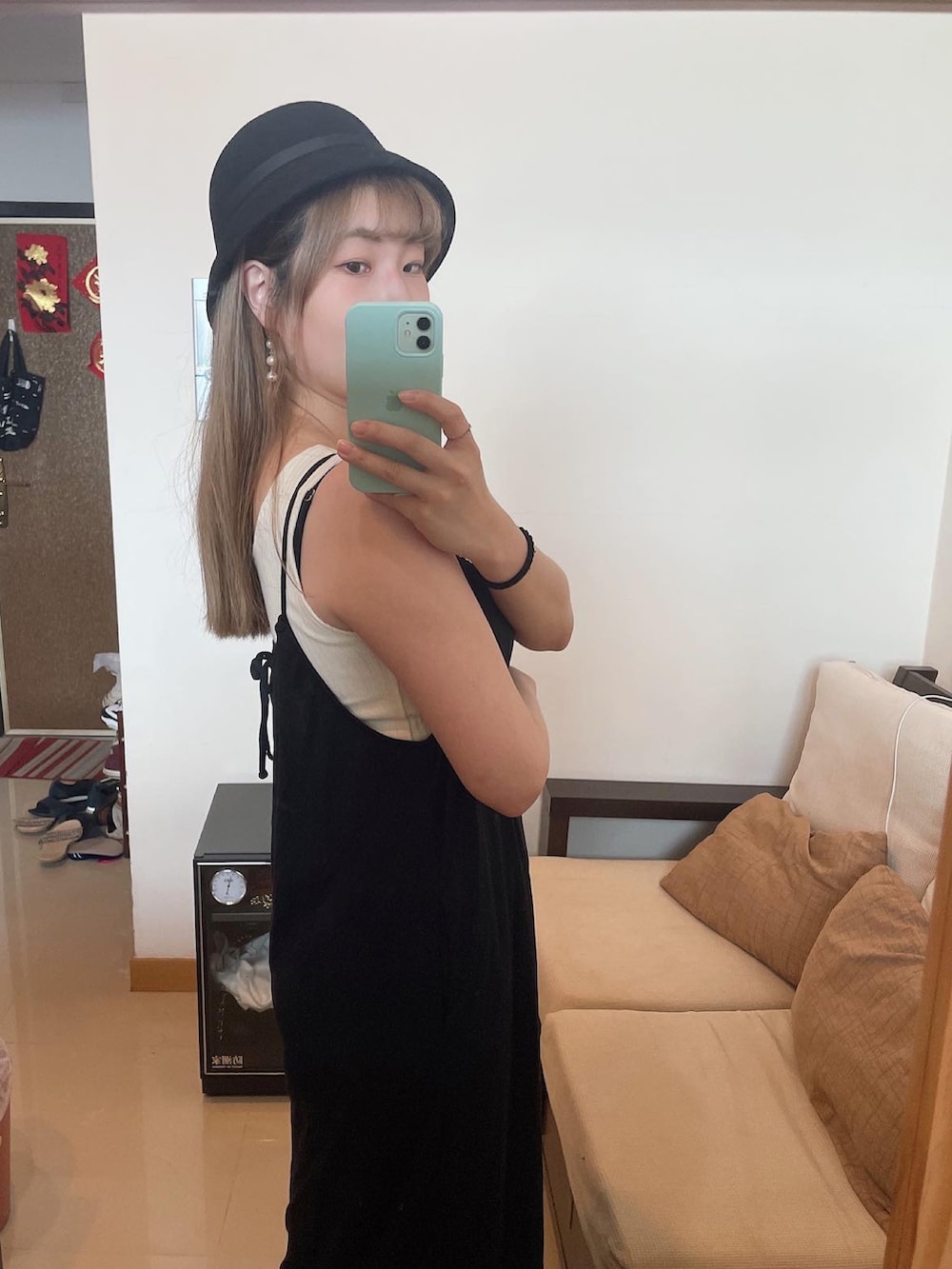 ブラック系のワンピース、ブラック系のハットを着用したレディースの夏コーディネートの3枚目の写真