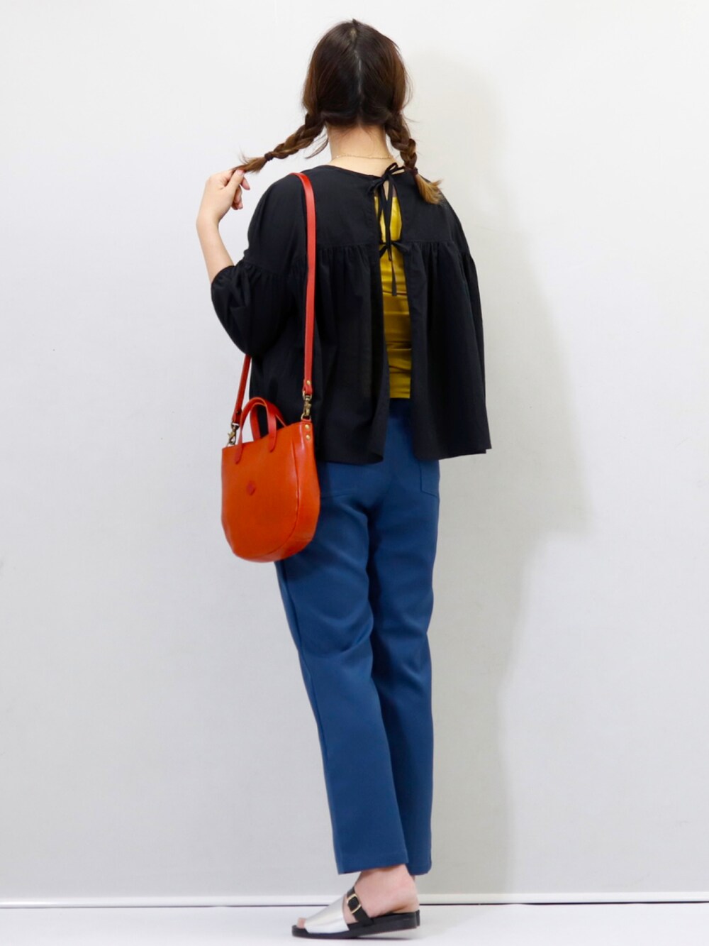 ブラック系のシャツ/ブラウス、ブルー系のその他パンツを着用したレディースの春コーディネートの2枚目の写真