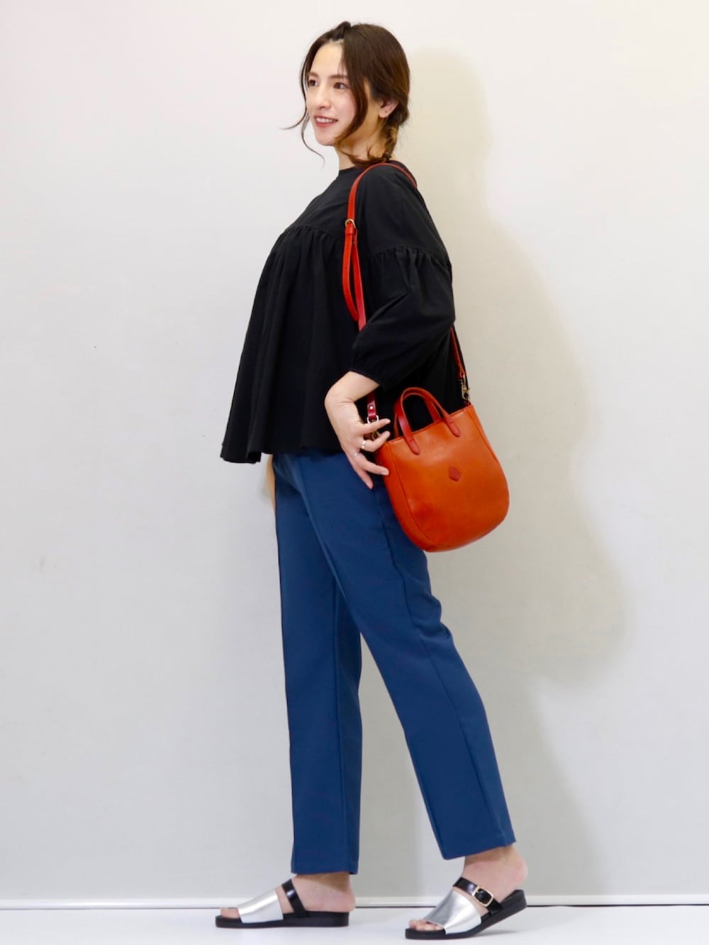 ブラック系のシャツ/ブラウス、ブルー系のその他パンツを着用したレディースの春コーディネートの3枚目の写真