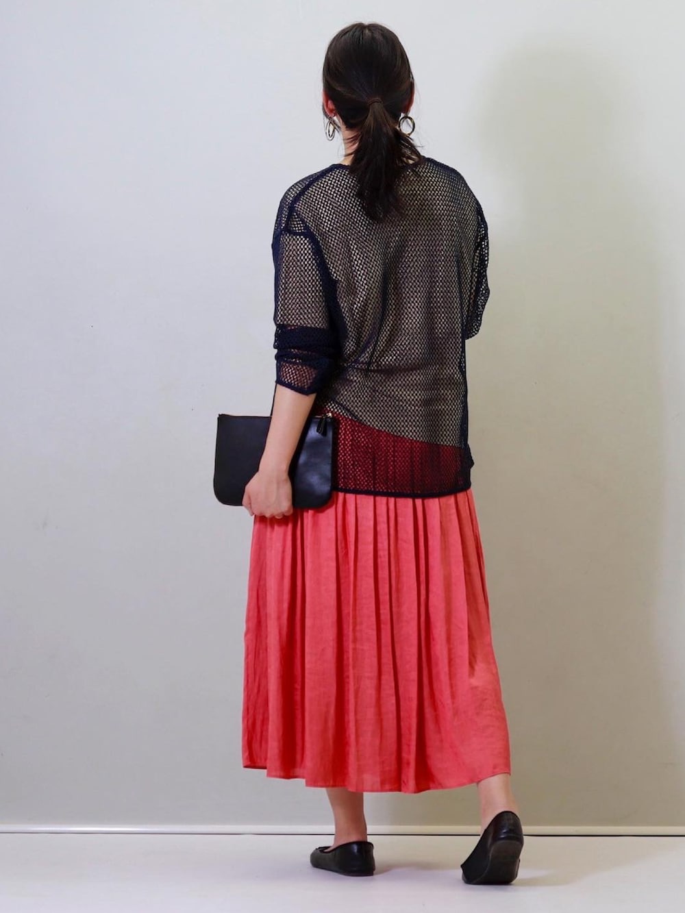 ベージュ系のTシャツ/カットソー、ブルー系のその他トップス、ピンク系のスカートを着用したレディースの春コーディネートの2枚目の写真