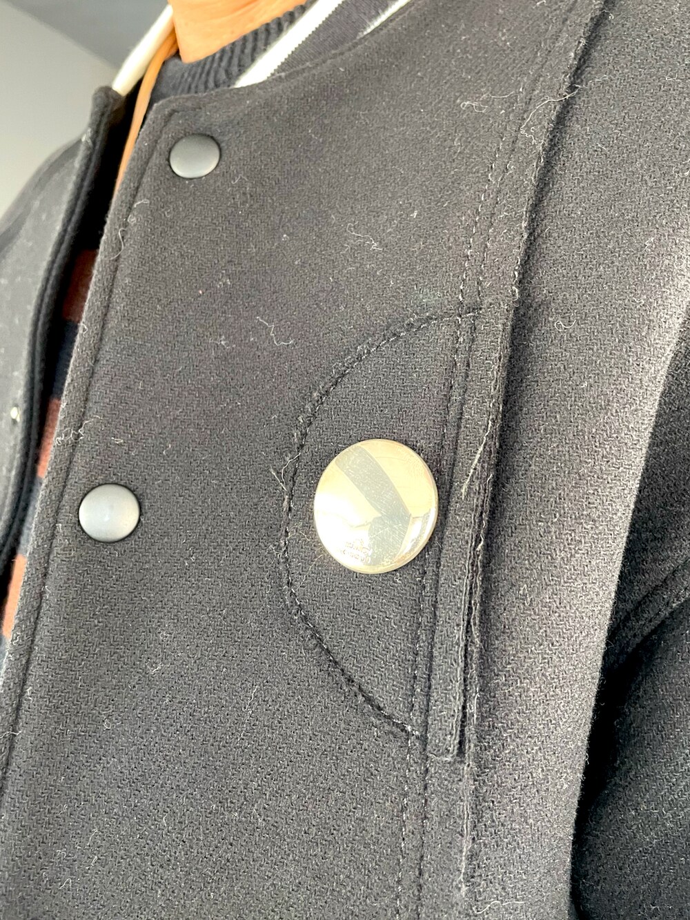 ブラック系のスタジャン、ブラウン系のニット/セーター、シルバー系のブローチ/コサージュを着用したメンズの冬コーディネートの5枚目の写真