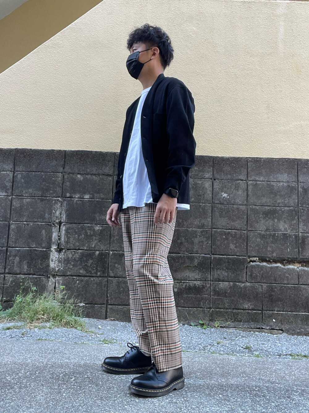 「カーディガン、ドクターマーチン、チェックパンツ」｜「UNIQLOのアイテム（ジャケット/アウター、ブラック系）」を使った、Munehiro.Tさん（メンズ・170cm）の秋コーディネートの2枚目の写真