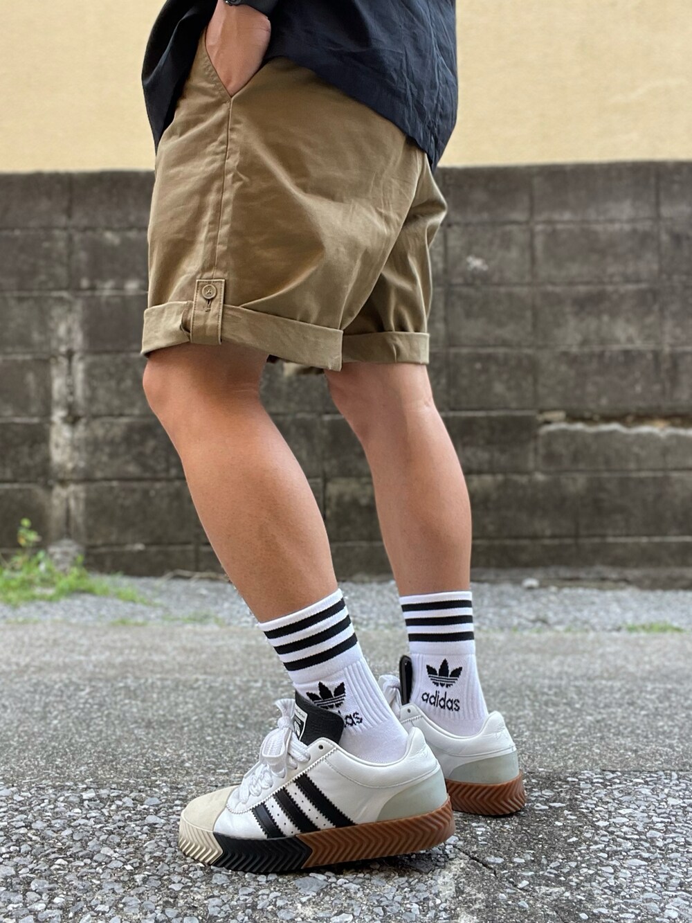 「夏コーデ、ショートパンツ、アディダス、ラインソックス」｜「UNIQLOのアイテム（シャツ/ブラウス、ブラック系）」を使った、Munehiro.Tさん（メンズ・170cm）の夏コーディネートの3枚目の写真
