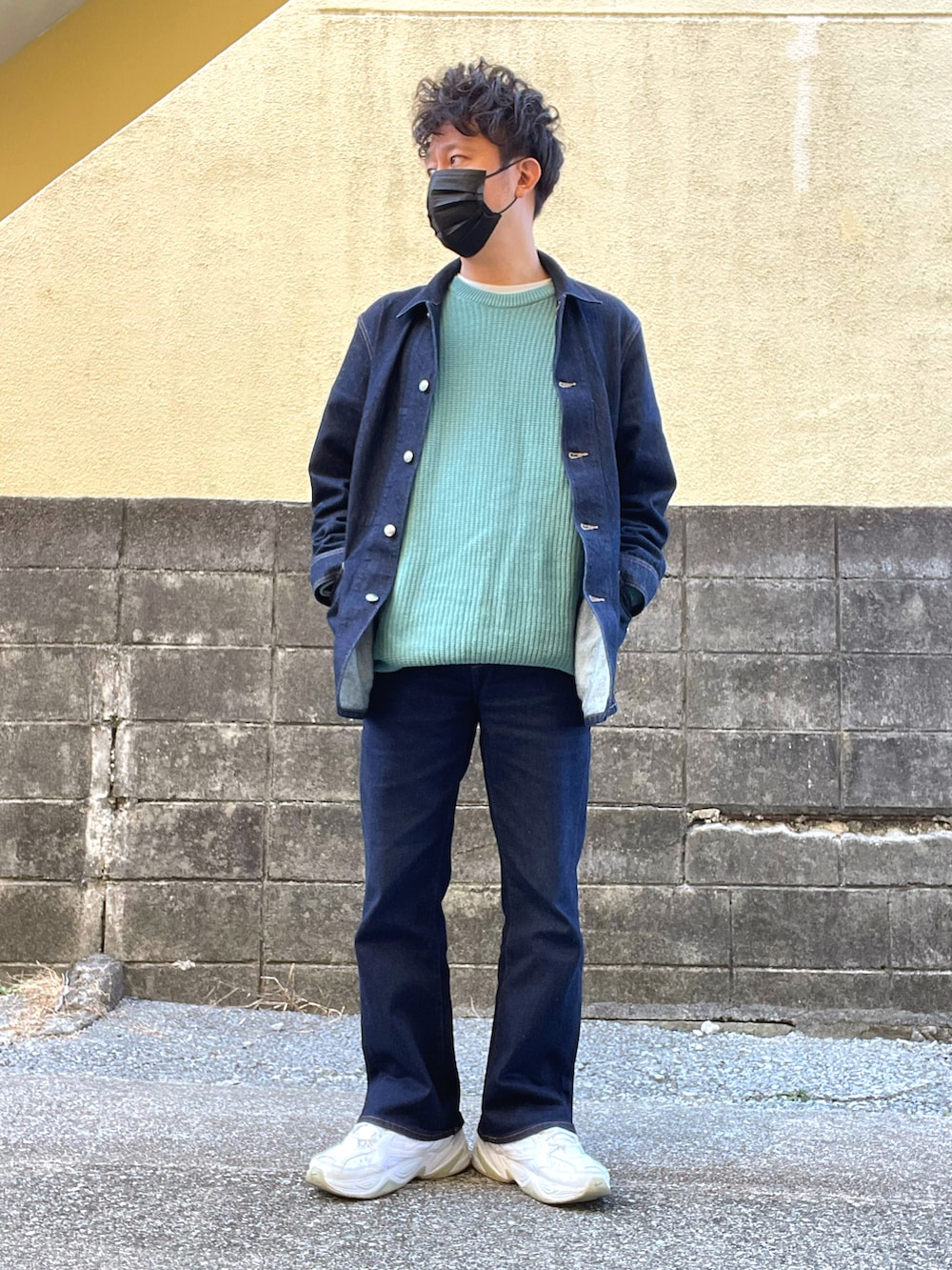 「デニムオンデニム」｜「UNIQLOのアイテム（カバーオール、ブルー系）」を使った、Munehiro.Tさん（メンズ・170cm）の冬コーディネートの3枚目の写真