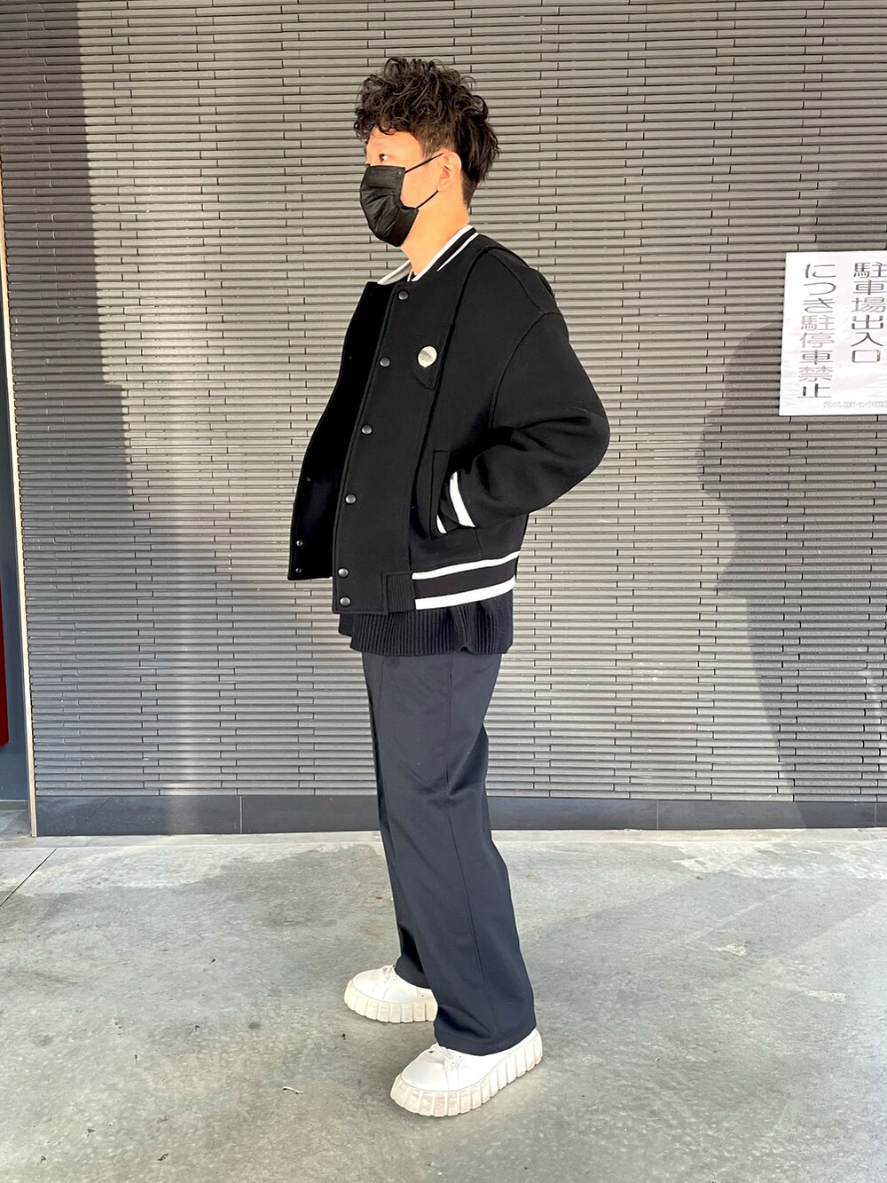 ブラック系のスタジャン、ブラウン系のニット/セーター、シルバー系のブローチ/コサージュを着用したメンズの冬コーディネートの2枚目の写真