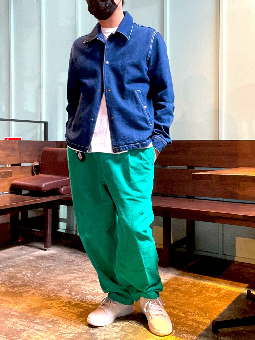 「グリーン」｜「amiのアイテム（ブルゾン、ブルー系）」を使った、Munehiro.Tさん（メンズ・170cm）の春コーディネートの3枚目の写真