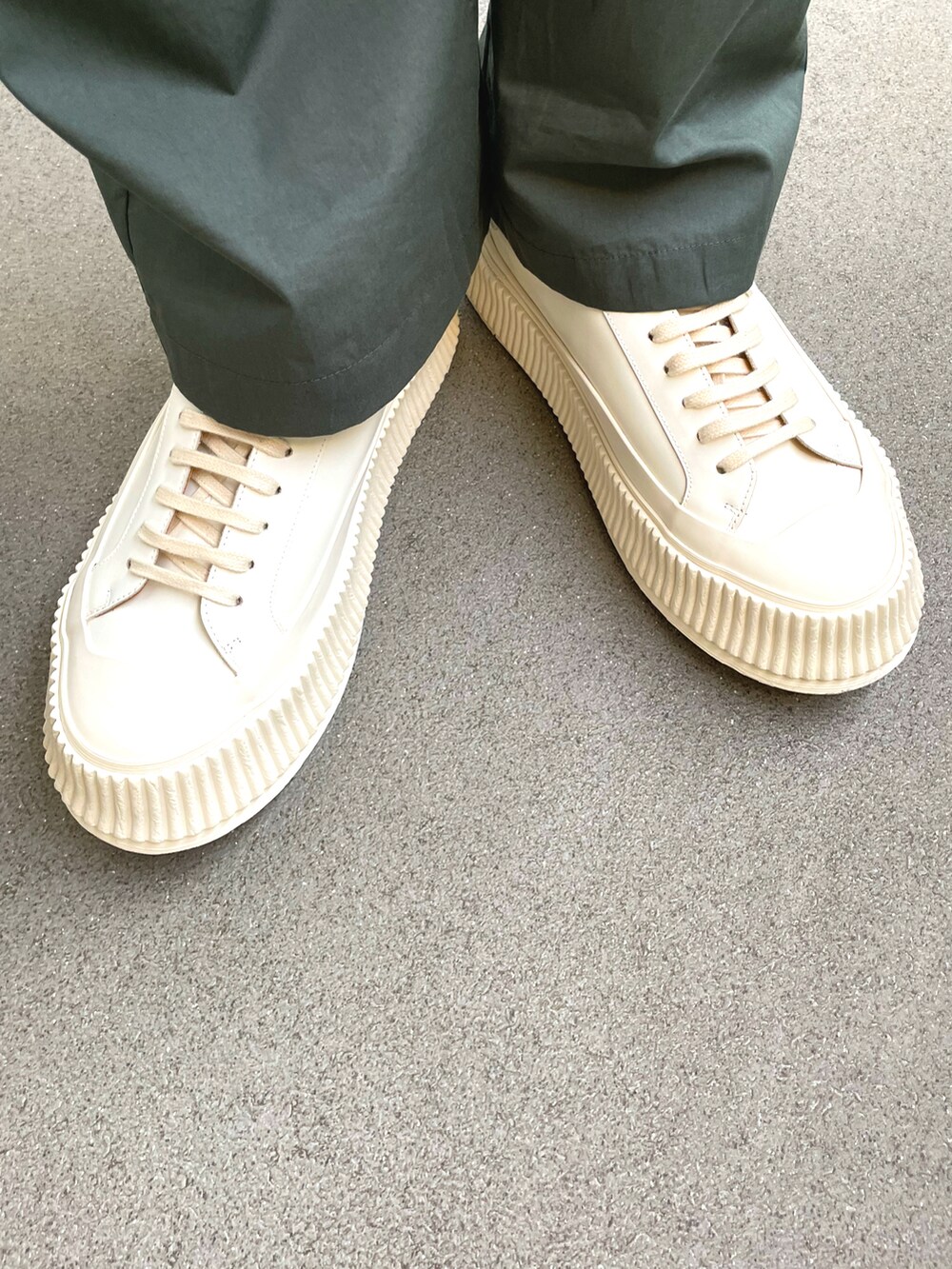 「コーチジャケット、ジルサンダー、JILSANDER」｜「JIL SANDERのアイテム（ブルゾン、ホワイト系）」を使った、Munehiro.Tさん（メンズ・170cm）の春コーディネートの2枚目の写真