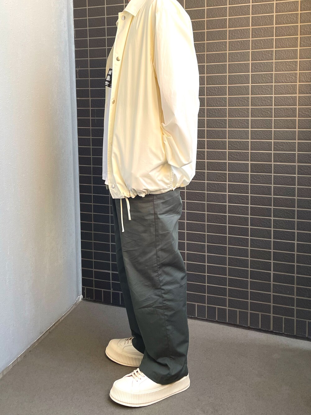 「コーチジャケット、ジルサンダー、JILSANDER」｜「JIL SANDERのアイテム（ブルゾン、ホワイト系）」を使った、Munehiro.Tさん（メンズ・170cm）の春コーディネートの3枚目の写真